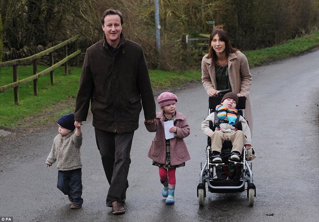Sự thật phía sau bức ảnh ông David Cameron tự tay bê đồ sau khi hết nhiệm kỳ Thủ tướng Anh - Ảnh 5.