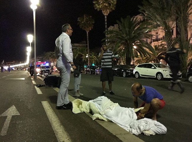 Không thể cầm nước mắt trước những hình ảnh đau thương nhất trong vụ tấn công khủng bố ở Pháp - Ảnh 17.