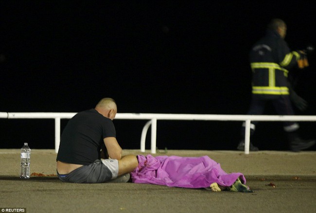 Không thể cầm nước mắt trước những hình ảnh đau thương nhất trong vụ tấn công khủng bố ở Pháp - Ảnh 2.