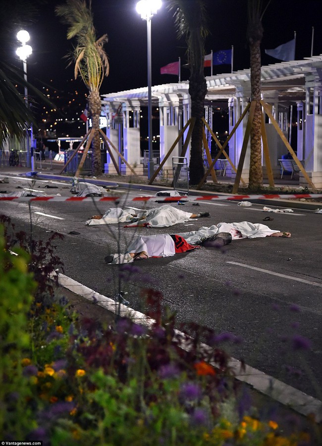Không thể cầm nước mắt trước những hình ảnh đau thương nhất trong vụ tấn công khủng bố ở Pháp - Ảnh 5.
