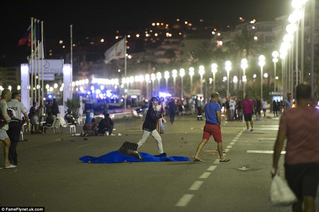 Không thể cầm nước mắt trước những hình ảnh đau thương nhất trong vụ tấn công khủng bố ở Pháp - Ảnh 12.