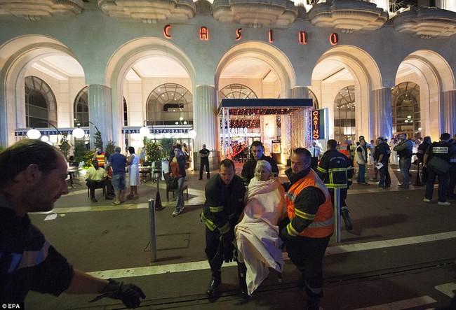 Không thể cầm nước mắt trước những hình ảnh đau thương nhất trong vụ tấn công khủng bố ở Pháp - Ảnh 14.