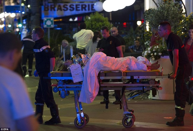 Không thể cầm nước mắt trước những hình ảnh đau thương nhất trong vụ tấn công khủng bố ở Pháp - Ảnh 16.