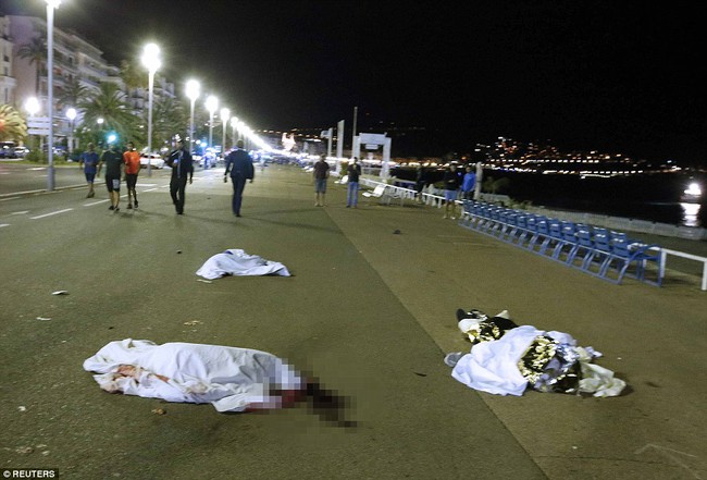 Không thể cầm nước mắt trước những hình ảnh đau thương nhất trong vụ tấn công khủng bố ở Pháp - Ảnh 7.