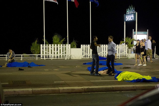 Không thể cầm nước mắt trước những hình ảnh đau thương nhất trong vụ tấn công khủng bố ở Pháp - Ảnh 8.