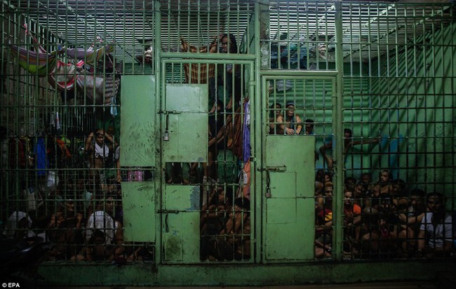 300 tội phạm ma túy bị bắn chết, 60.000 người nghiện ra đầu thú ở Philippines - Ảnh 15.