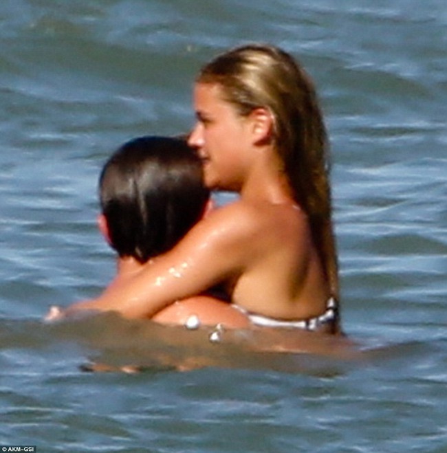 Leonardo DiCaprio công khai hôn môi bạn gái cũ của Adam Levine trên bãi biển - Ảnh 5.