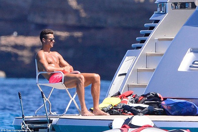 Ronaldo diện quần hồng, tươi cười nhìn quý tử chơi flyboard - Ảnh 7.
