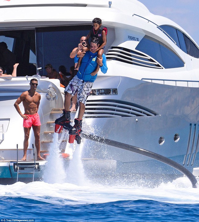 Ronaldo diện quần hồng, tươi cười nhìn quý tử chơi flyboard - Ảnh 5.