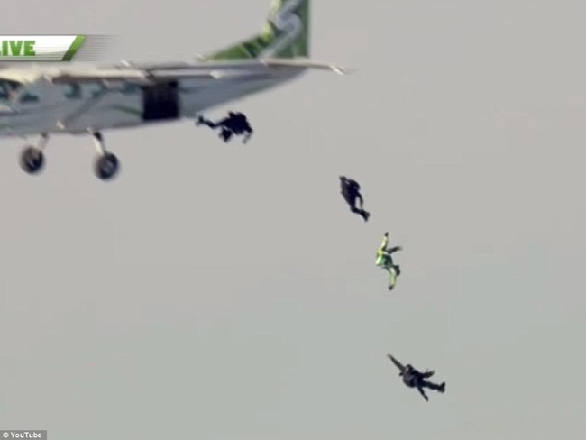 Video: Rơi tự do từ độ cao 7.600 m xuống tấm lưới rộng 30m m&agrave; kh&ocirc;ng cần d&ugrave; - Ảnh 2.