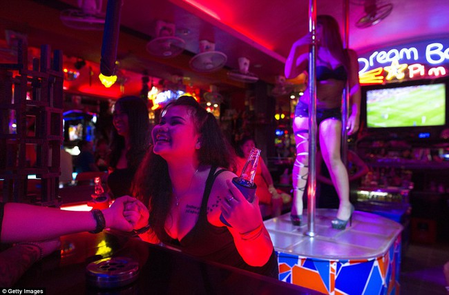 Chùm ảnh: Nỗi lo của những cô gái mại dâm tại khu đèn đỏ nổi tiếng Thái Lan - Ảnh 3.