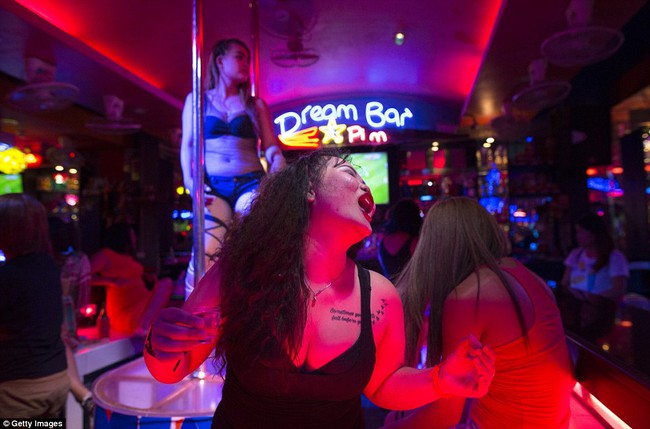 Chùm ảnh: Nỗi lo của những cô gái mại dâm tại khu đèn đỏ nổi tiếng Thái Lan - Ảnh 13.
