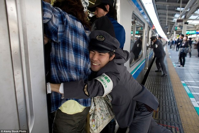 Để đi làm đúng giờ, người Nhật sẵn sàng chờ để được nhồi nhét lên tàu điện ngầm như thế này - Ảnh 3.