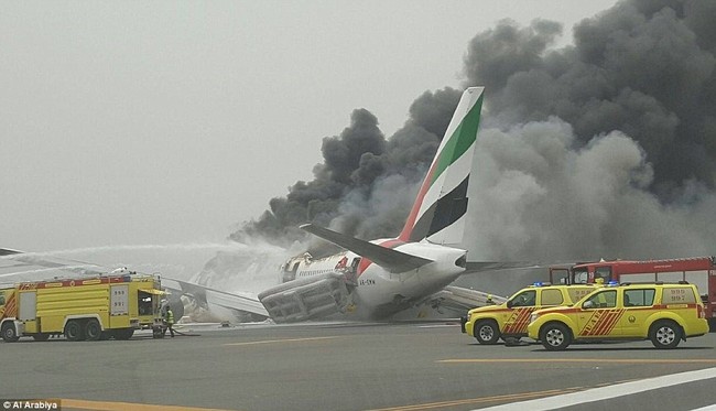 Lính cứu hỏa hy sinh khi giải cứu các hành khách trên máy bay bốc cháy ở Dubai - Ảnh 2.