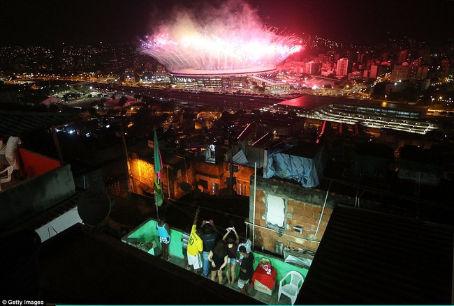 Chùm ảnh: Sự chênh lệch giàu nghèo đáng suy ngẫm tại Rio trong đêm khai mạc Olympic 2016 - Ảnh 4.