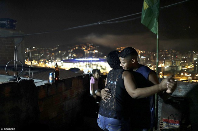 Chùm ảnh: Sự chênh lệch giàu nghèo đáng suy ngẫm tại Rio trong đêm khai mạc Olympic 2016 - Ảnh 6.