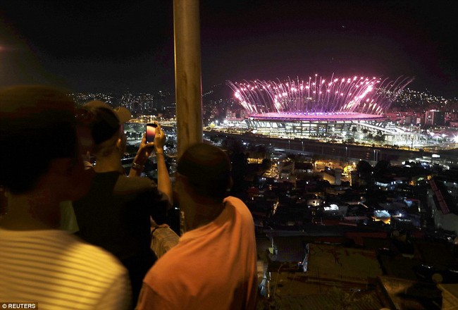 Chùm ảnh: Sự chênh lệch giàu nghèo đáng suy ngẫm tại Rio trong đêm khai mạc Olympic 2016 - Ảnh 3.