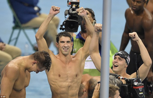 Michael Phelps hạnh phúc khóa môi bà xã hoa hậu trong ngày giành cú đúp vàng - Ảnh 2.