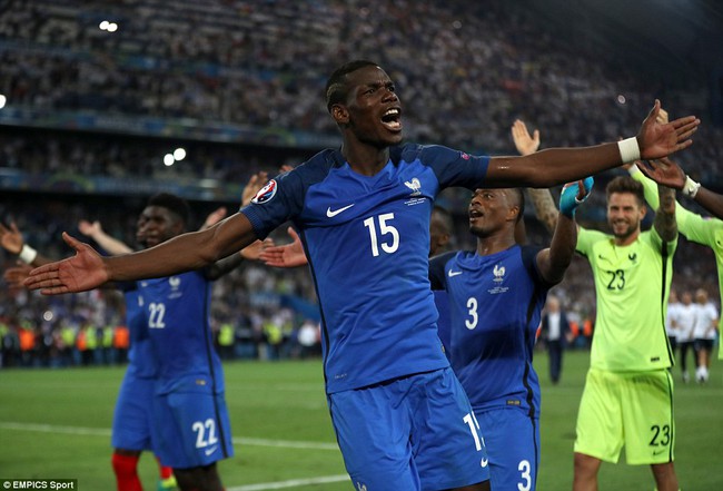 N&oacute;ng: Paul Pogba đặt ch&acirc;n tới Manchester, chuẩn bị kiểm tra y tế ở Old Trafford - Ảnh 12.