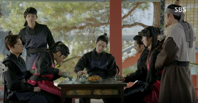 Moon Lovers: Lần đầu gặp gỡ, hoàng tử Lee Jun Ki làm anh hùng cứu mỹ nhân IU - Ảnh 24.