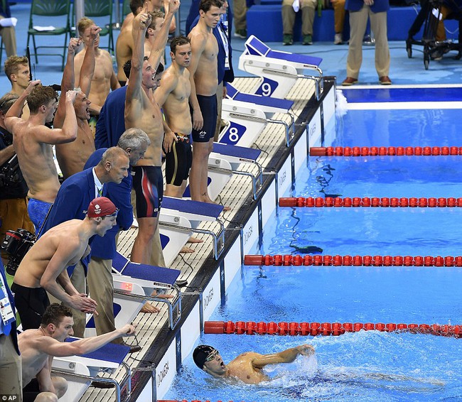 Michael Phelps hạnh phúc khóa môi bà xã hoa hậu trong ngày giành cú đúp vàng - Ảnh 1.