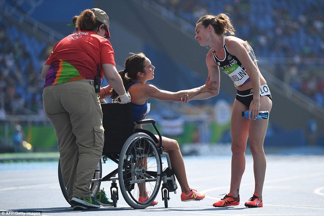 Là đối thủ nhưng dìu dắt nhau cùng về đích - câu chuyện gây xúc động mạnh nhất Olympic Rio 2016 - Ảnh 10.