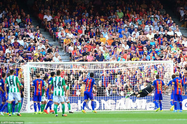 Messi, Suarez tỏa s&aacute;ng gi&uacute;p Barcelona đ&aacute;nh tennis ở trận mở m&agrave;n La Liga - Ảnh 6.