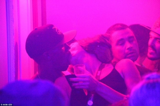 Trước khi lên giường với cô sinh viên 20 tuổi, Usain Bolt hôn say đắm người đẹp tóc nâu bí ẩn - Ảnh 4.