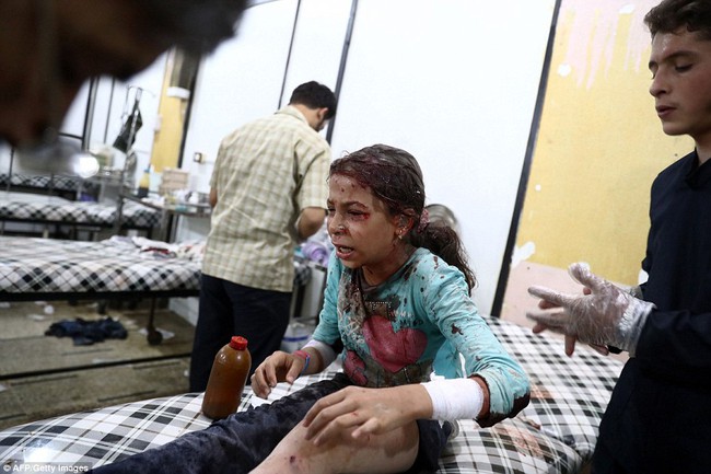 Loạt hình ám ảnh về những đứa trẻ phải sống trong bom đạn chiến tranh ở Syria - Ảnh 7.