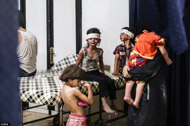 Loạt hình ám ảnh về những đứa trẻ phải sống trong bom đạn chiến tranh ở Syria - Ảnh 1.