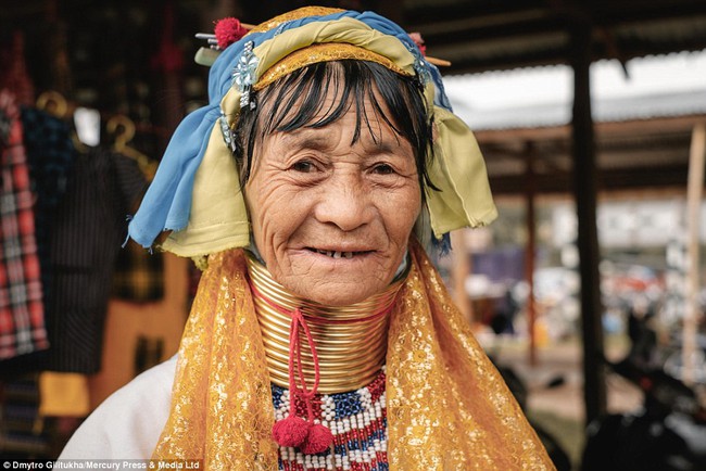 Vườn thú người: nơi những người phụ nữ cổ dài Myanmar làm đồ trưng bày cho khách du lịch Thái Lan - Ảnh 17.