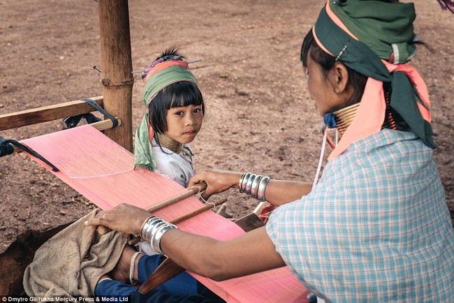 Vườn thú người: nơi những người phụ nữ cổ dài Myanmar làm đồ trưng bày cho khách du lịch Thái Lan - Ảnh 7.