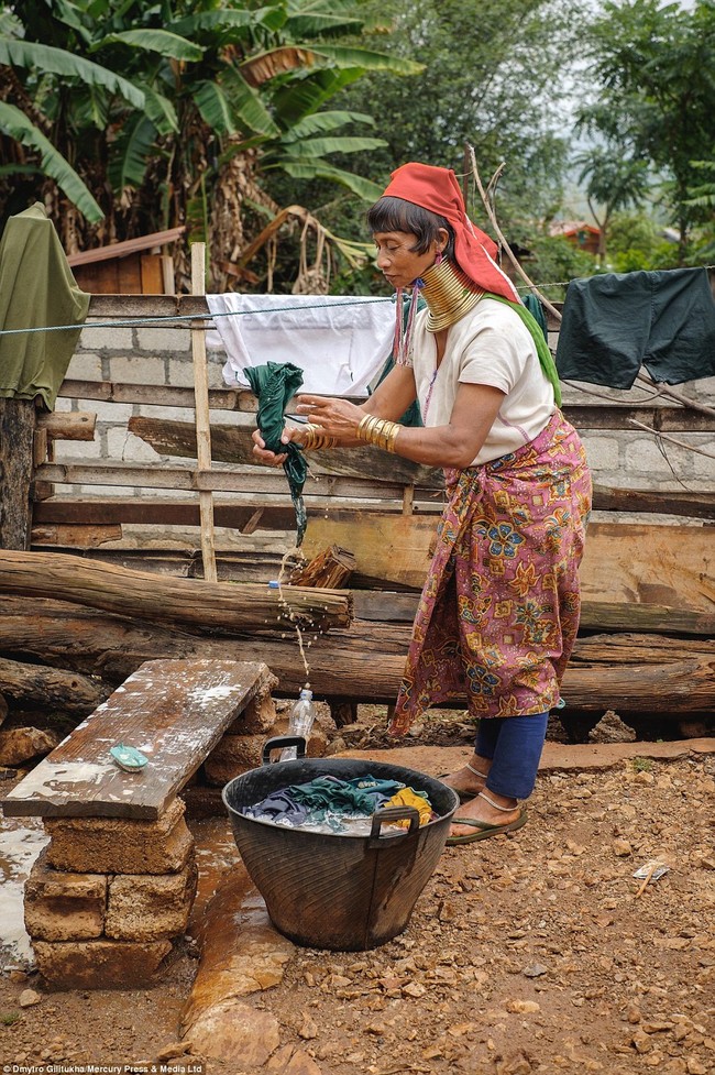 Vườn thú người: nơi những người phụ nữ cổ dài Myanmar làm đồ trưng bày cho khách du lịch Thái Lan - Ảnh 16.