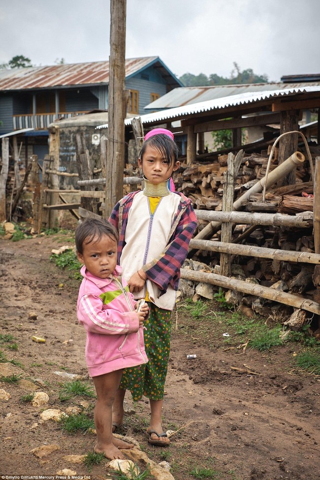 Vườn thú người: nơi những người phụ nữ cổ dài Myanmar làm đồ trưng bày cho khách du lịch Thái Lan - Ảnh 10.