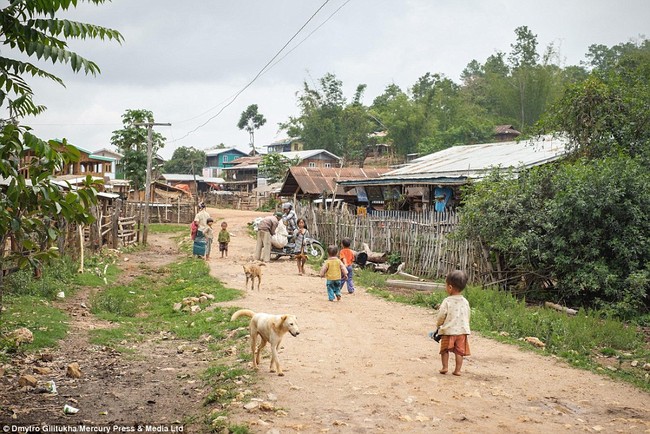 Vườn thú người: nơi những người phụ nữ cổ dài Myanmar làm đồ trưng bày cho khách du lịch Thái Lan - Ảnh 4.