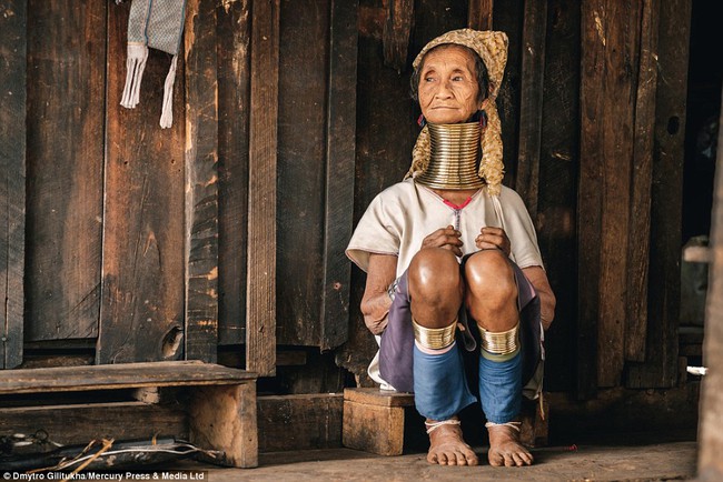 Vườn thú người: nơi những người phụ nữ cổ dài Myanmar làm đồ trưng bày cho khách du lịch Thái Lan - Ảnh 1.