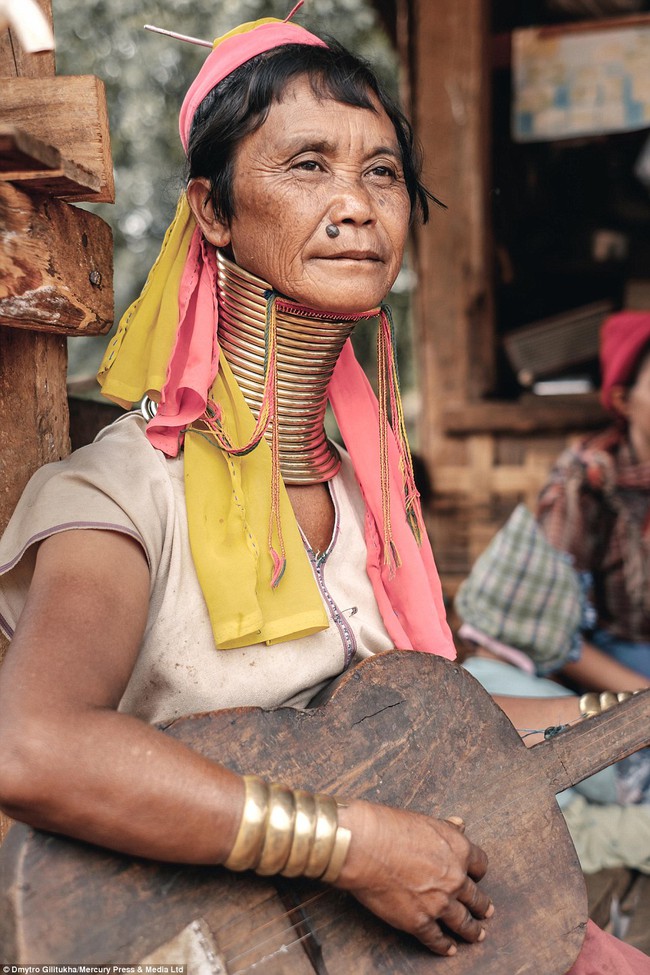 Vườn thú người: nơi những người phụ nữ cổ dài Myanmar làm đồ trưng bày cho khách du lịch Thái Lan - Ảnh 12.