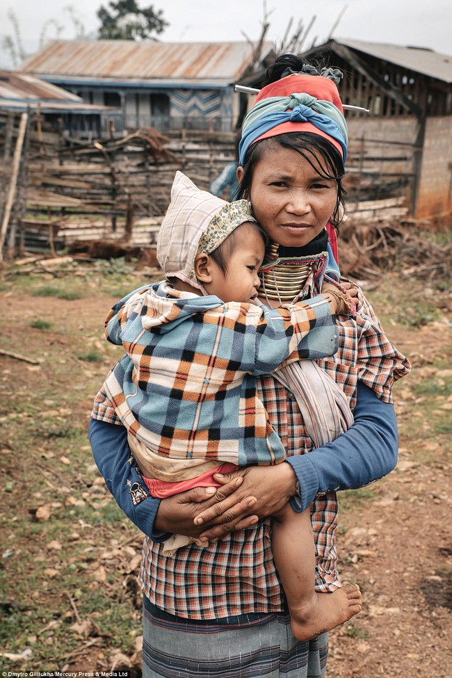 Vườn thú người: nơi những người phụ nữ cổ dài Myanmar làm đồ trưng bày cho khách du lịch Thái Lan - Ảnh 8.