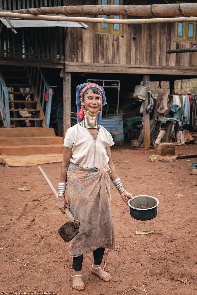 Vườn thú người: nơi những người phụ nữ cổ dài Myanmar làm đồ trưng bày cho khách du lịch Thái Lan - Ảnh 9.