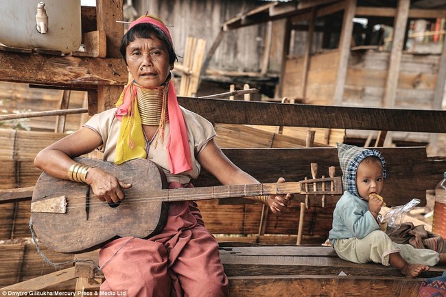 Vườn thú người: nơi những người phụ nữ cổ dài Myanmar làm đồ trưng bày cho khách du lịch Thái Lan - Ảnh 5.