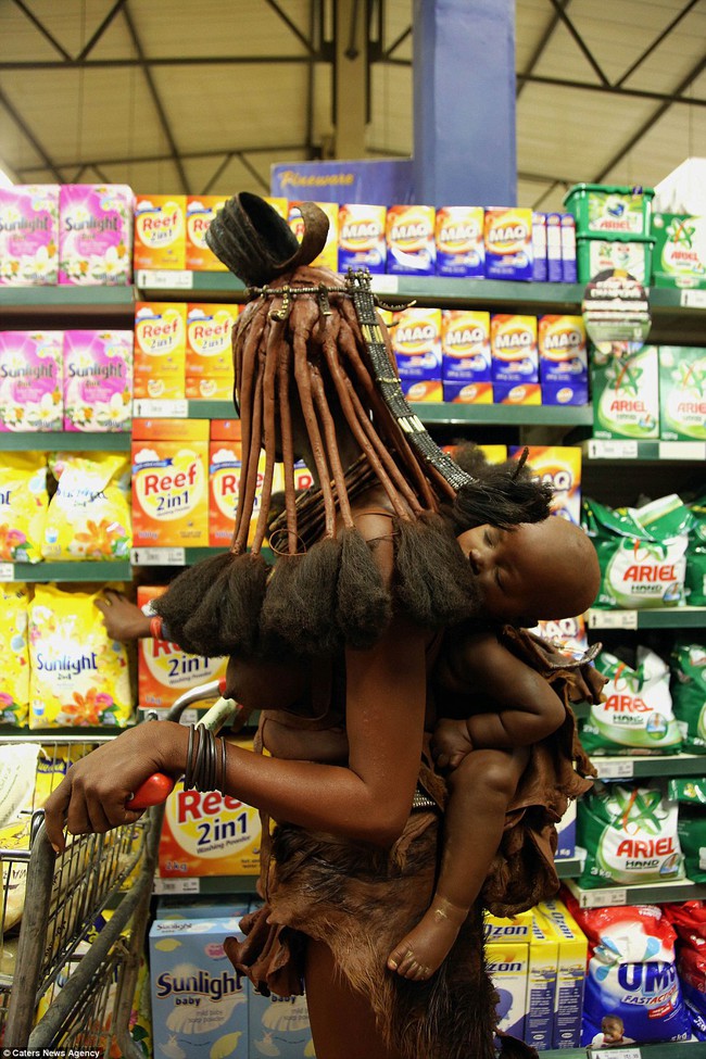 Khi truyền thống va chạm thế giới hiện đại: Nữ thổ dân khoác da dê vào siêu thị trước sự ngỡ ngàng của mọi người - Ảnh 2.
