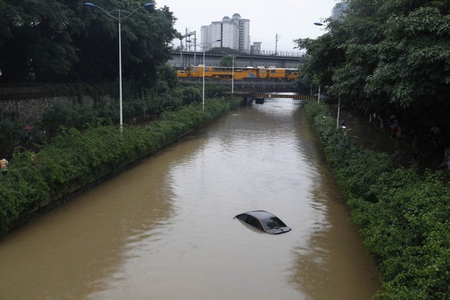 Chùm ảnh: Cảnh tượng lụt lội khủng khiếp ở Trung Quốc - Ảnh 18.