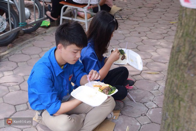 Th&iacute; sinh xếp h&agrave;ng đ&ocirc;ng nghịt chờ Đ&aacute;nh gi&aacute; năng lực tại trường ĐH Quốc Gia HN - Ảnh 10.