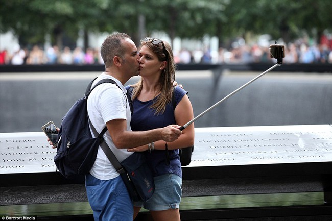 Người dân phẫn nộ trước nhóm du khách selfie cùng búp bê tình dục trước đài tưởng niệm nạn nhân 11/9 - Ảnh 3.
