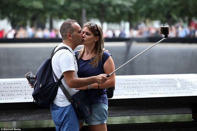 Người d&acirc;n phẫn nộ trước nh&oacute;m du kh&aacute;ch selfie c&ugrave;ng b&uacute;p b&ecirc; t&igrave;nh dục trước đ&agrave;i tưởng niệm nạn nh&acirc;n 11/9 - Ảnh 3.