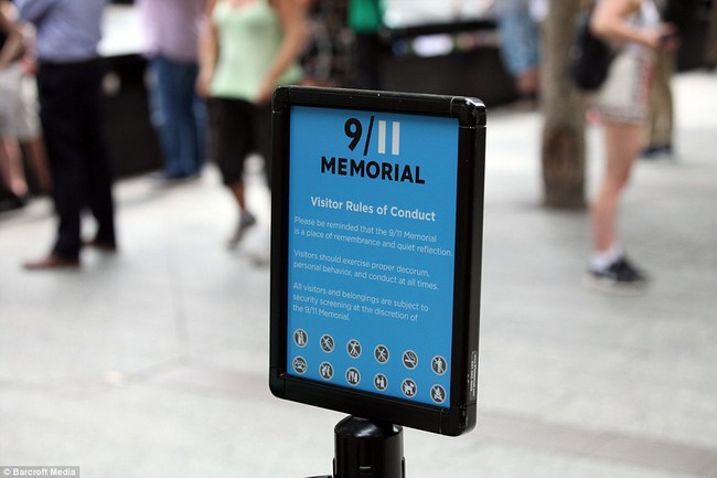 Người dân phẫn nộ trước nhóm du khách selfie cùng búp bê tình dục trước đài tưởng niệm nạn nhân 11/9 - Ảnh 4.