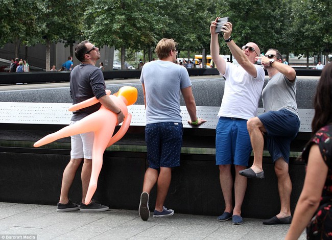 Người dân phẫn nộ trước nhóm du khách selfie cùng búp bê tình dục trước đài tưởng niệm nạn nhân 11/9 - Ảnh 1.