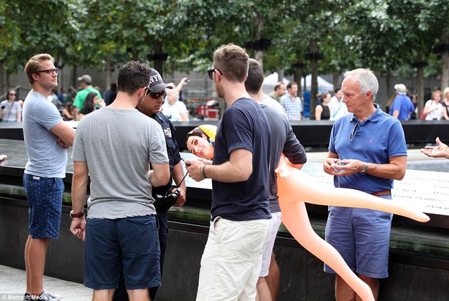 Người dân phẫn nộ trước nhóm du khách selfie cùng búp bê tình dục trước đài tưởng niệm nạn nhân 11/9 - Ảnh 2.
