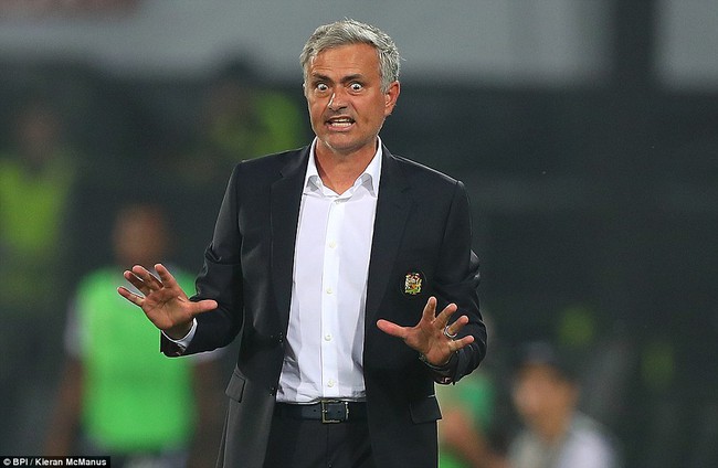 Gương mặt giận dữ đ&aacute;ng sợ của Mourinho sau trận thua Feyenoord - Ảnh 4.