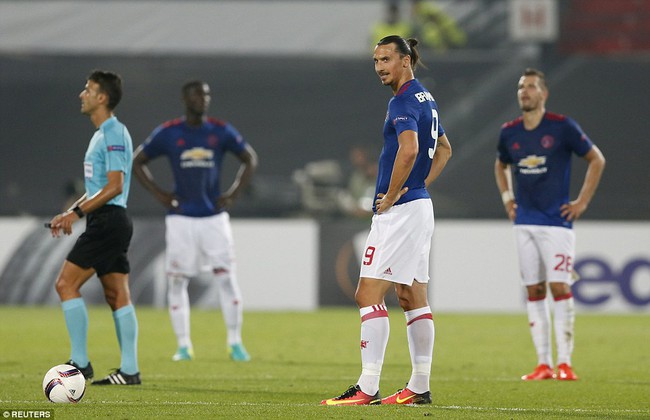 Gương mặt giận dữ đ&aacute;ng sợ của Mourinho sau trận thua Feyenoord - Ảnh 1.